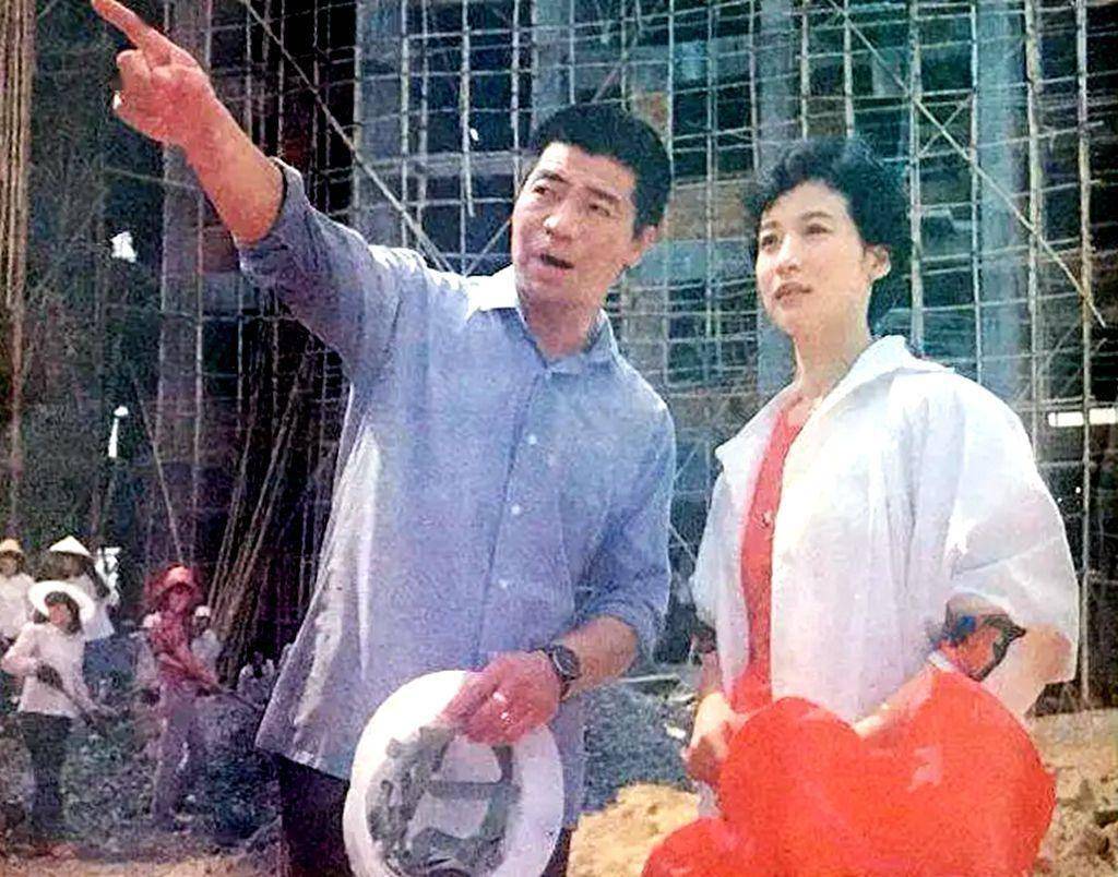 作为陆小雅导演的代表作品之一,《热恋》以其独特的艺术魅力和深刻的