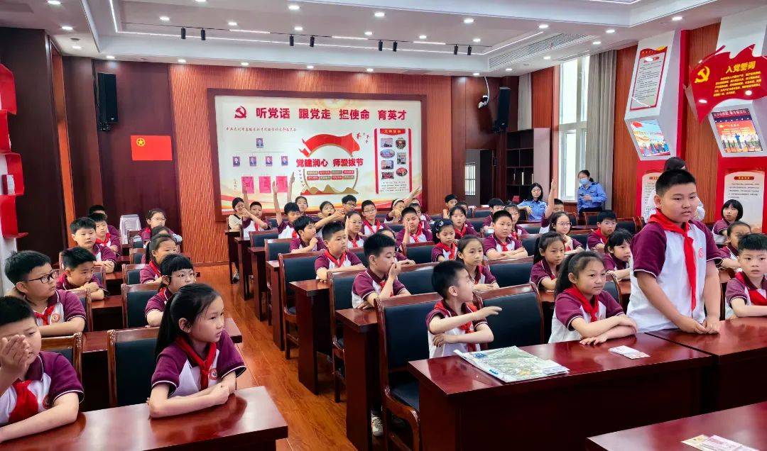 法护青春丨"用爱护航助成长·与法童行向未来"系列活动走进励才实验