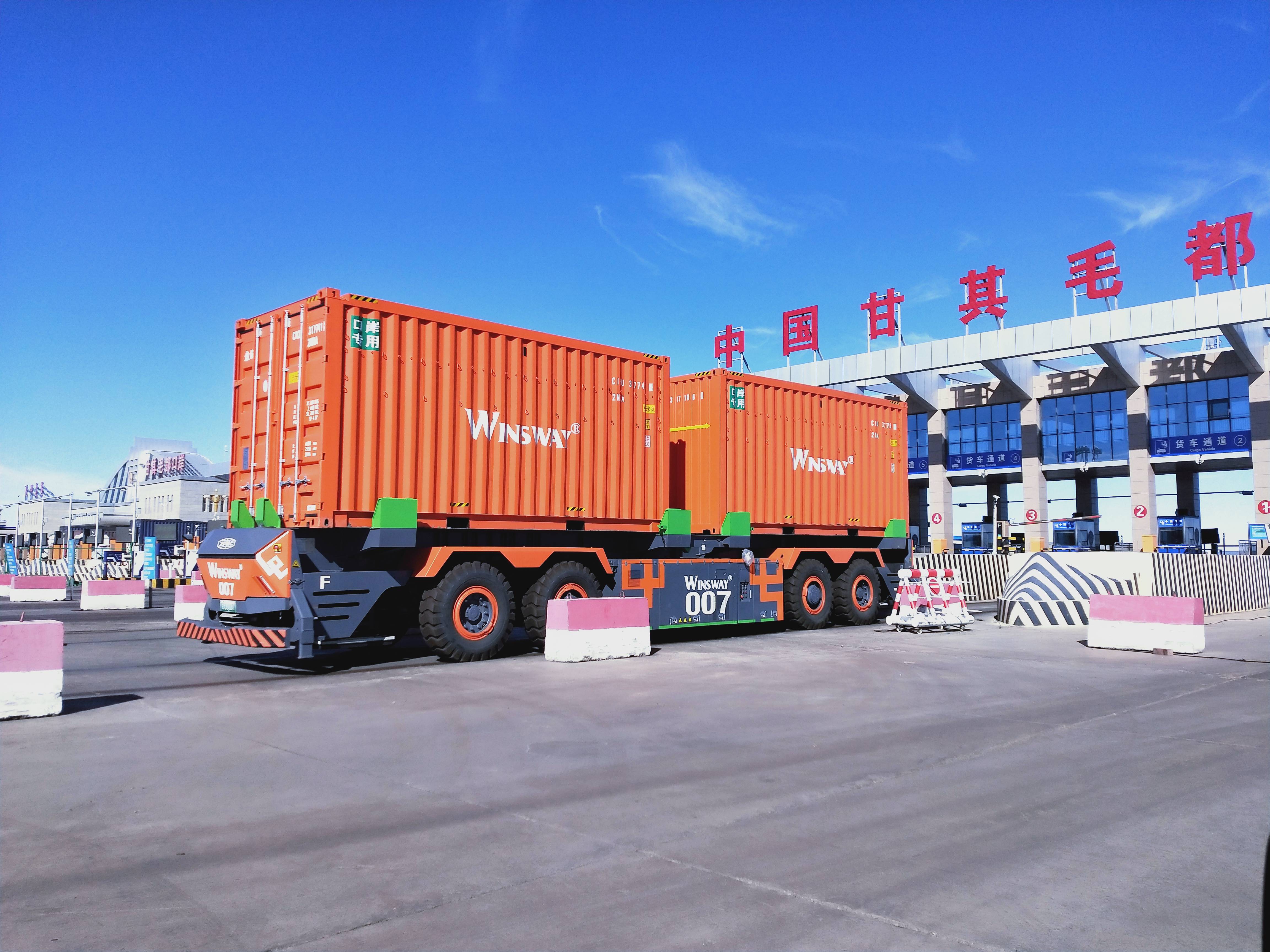 内蒙古甘其毛都口岸agv车辆正在通关.