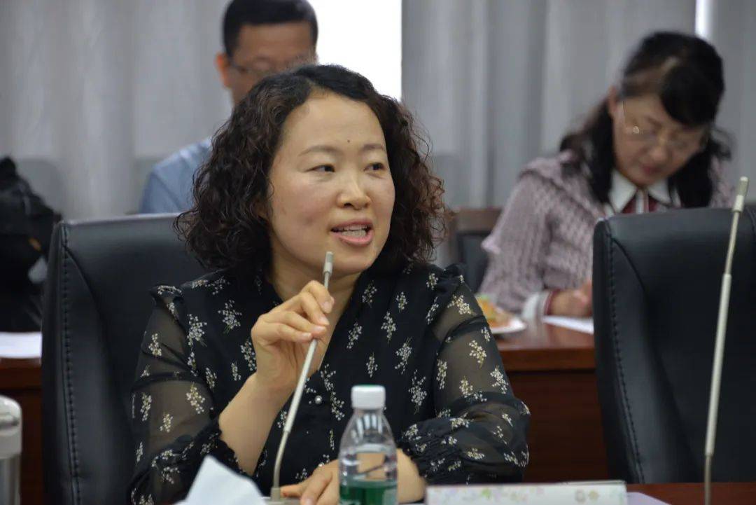 上海大学社会学院党委书记杨锃,党委副书记,副院长张乃琴,学院教师