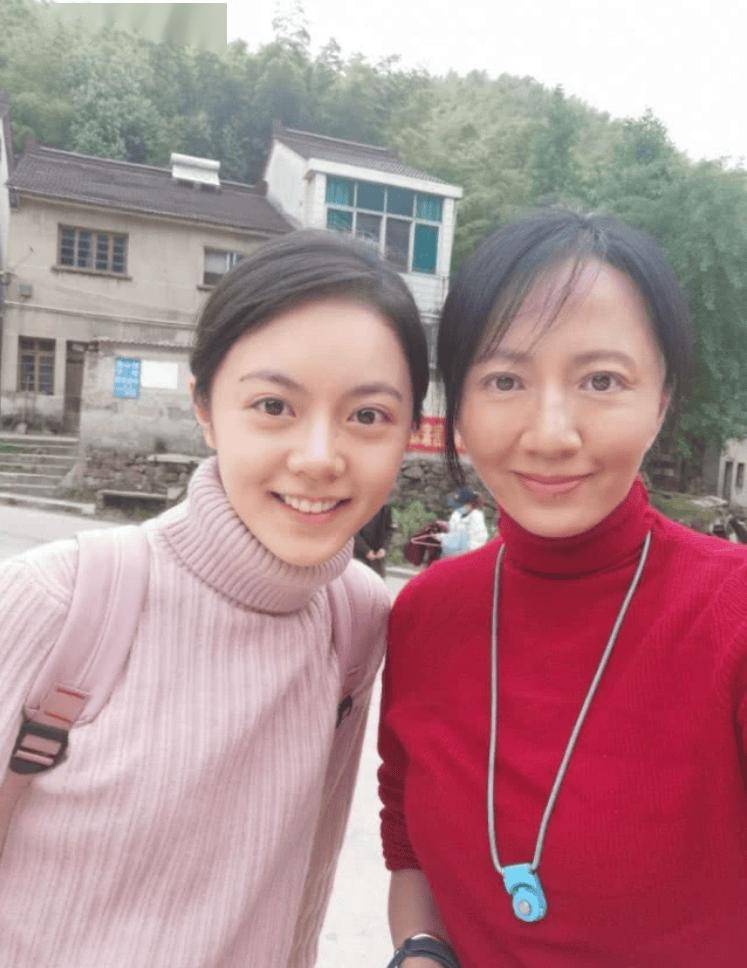 陆玲:是郝蕾,聂远的老师,长得漂亮演技也好,52岁婚姻状况成谜