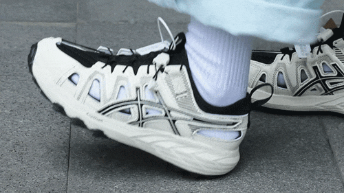 亚瑟士这双鞋竟然有洞!你别说,还真好穿,清凉透风,qq弹弹