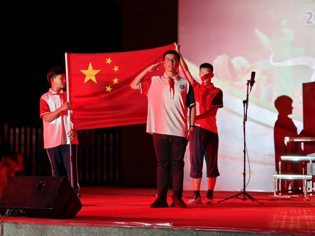 桂林市第十八中学初中部东环校区开展童心跟党走 青春绽芳华合唱