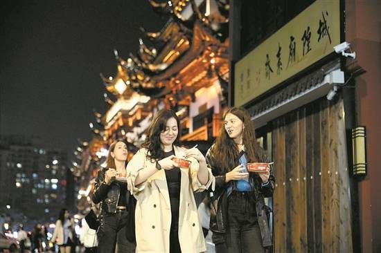  移民人数攀升，文旅体验更加丰富。外国游客爱上中国。