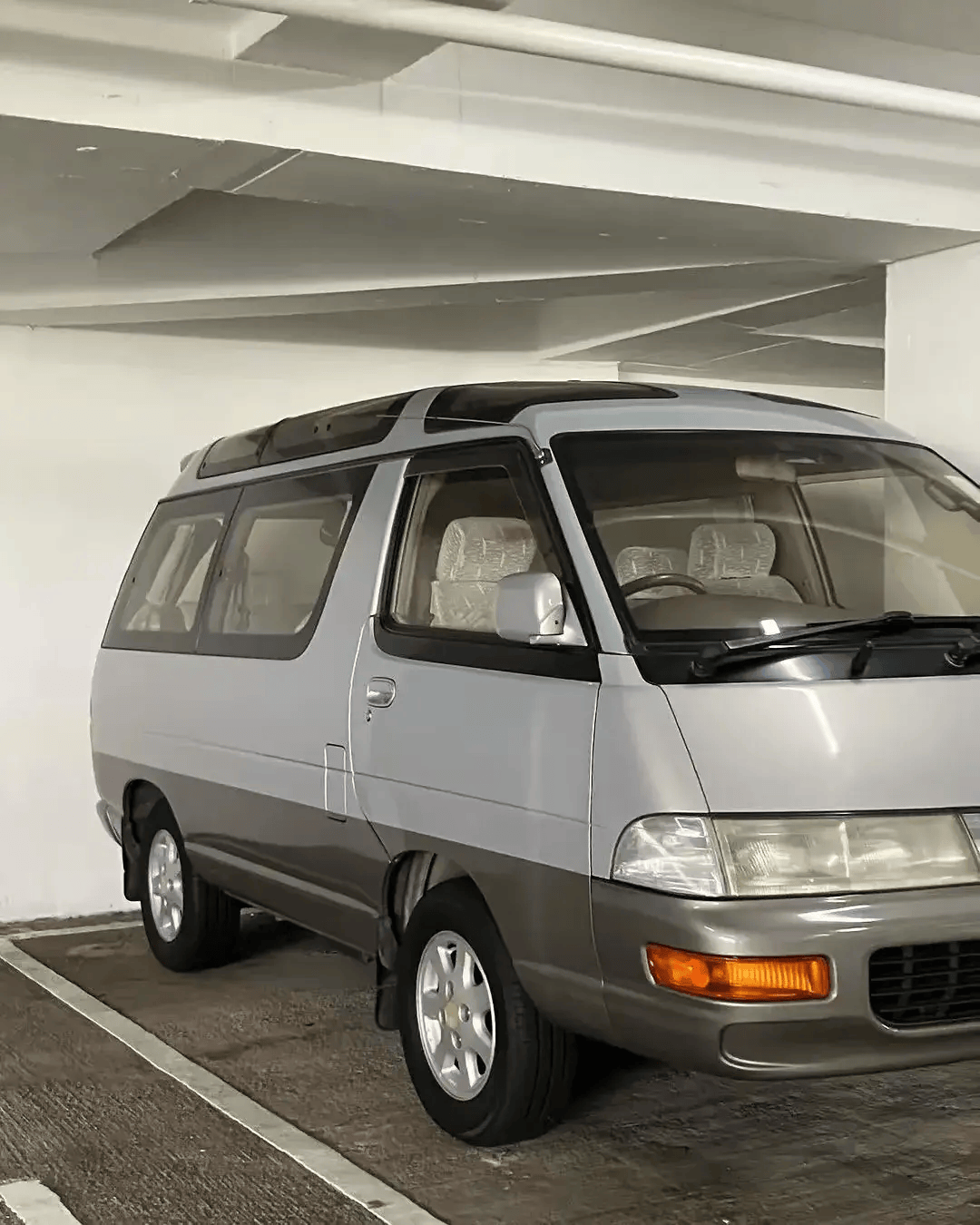 在整个前脸的设计方面,与30年前的丰田小霸王面包车也有很高的相似度