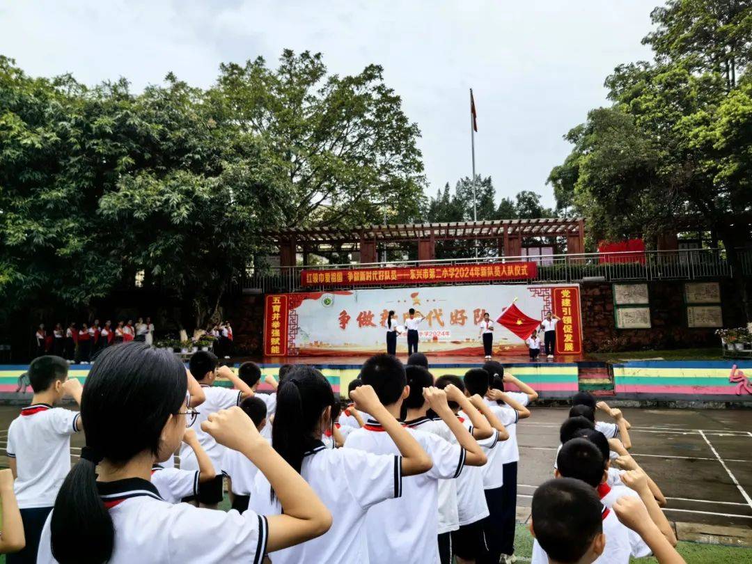 红领巾爱祖国 争做新时代好队员 | 东兴市各学校少工委开展新队员入队