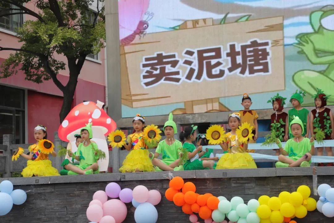 手碟鼓社团和朴乐陶笛社团的《青花瓷》以其独特的音乐风格,展现了