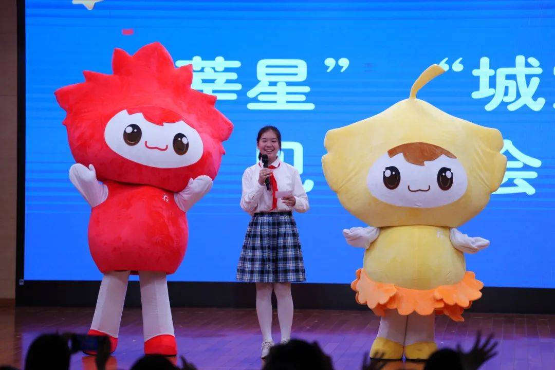 在科技竞赛中斩获佳绩的徐子菲,彭寅熙,周政宇和钱一铭作交流发言.