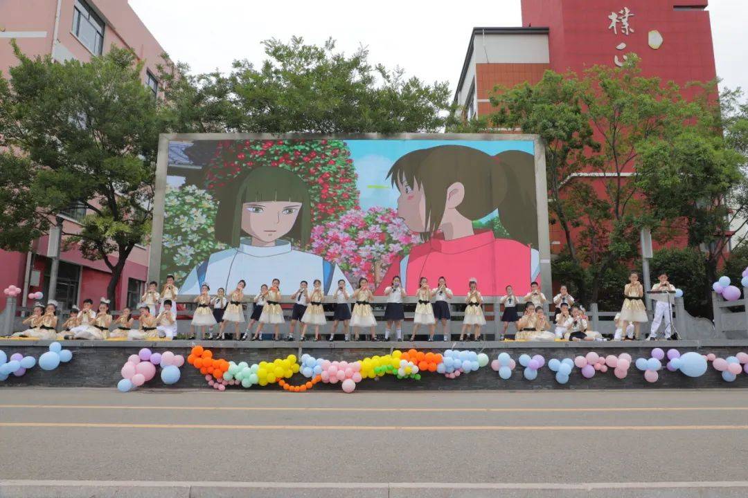 一年级绘本剧《青蛙卖泥塘》和《雪孩子》通过生动的表演,让孩子们在