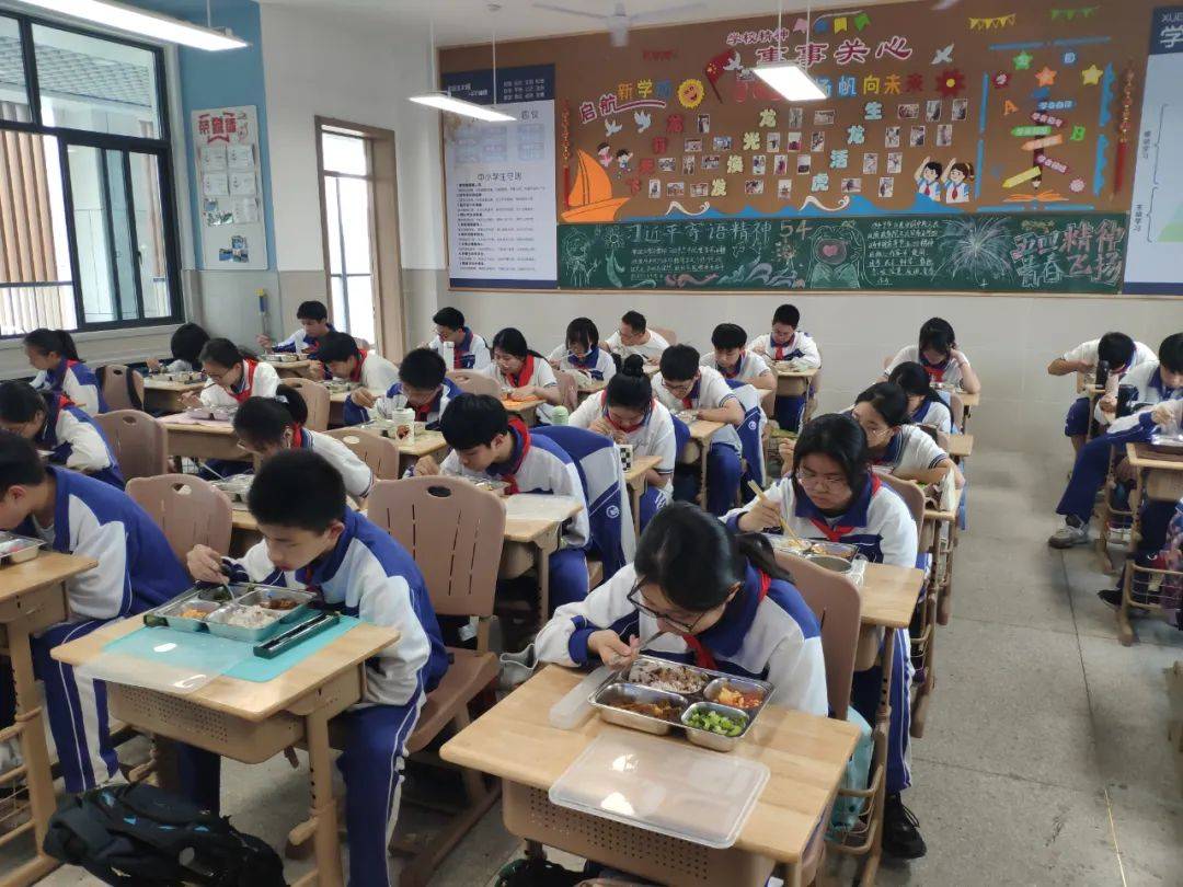 人文后勤 | 家长代表进食堂,共同把关学生餐