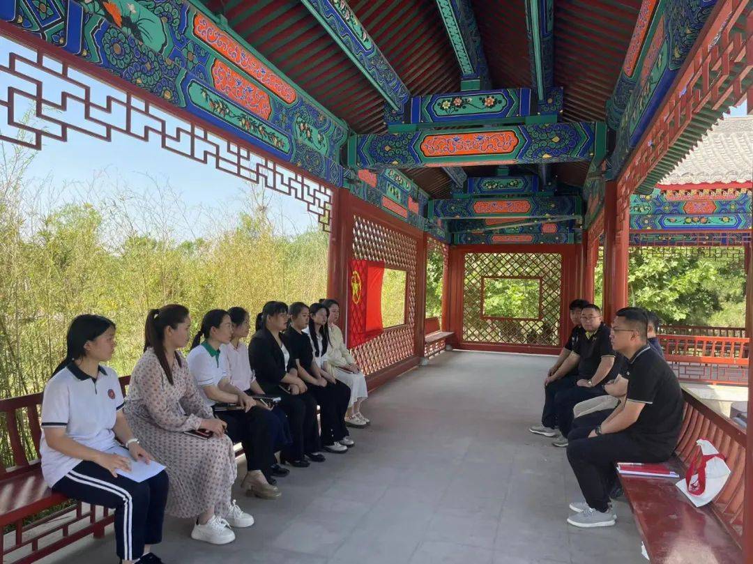 现服务于灵寿县三圣乡的乡村振兴计划的青年志愿者魏颂,介绍了自己