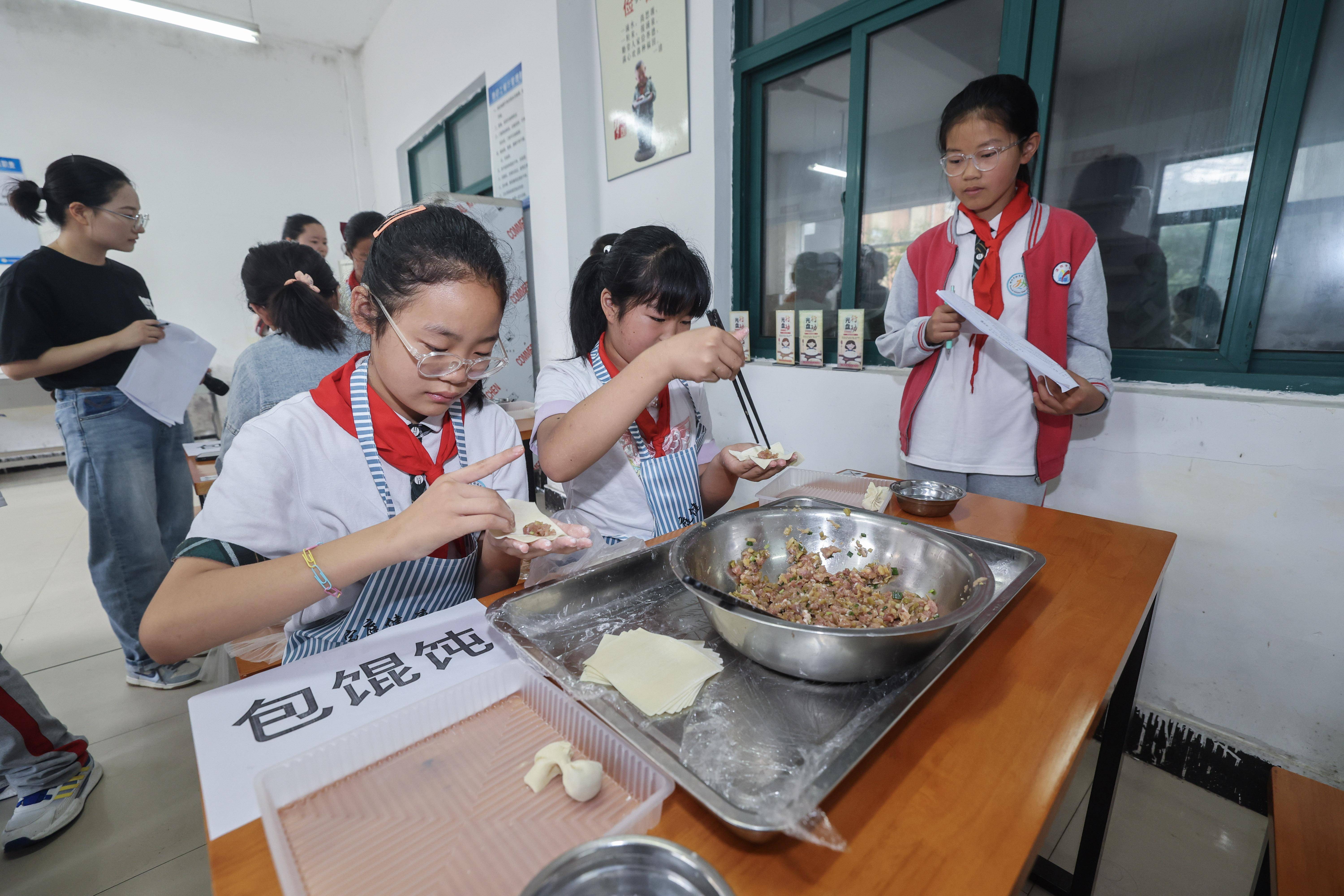 浙江湖州:趣味活动迎"六一"_织里镇_新华社_徐昱