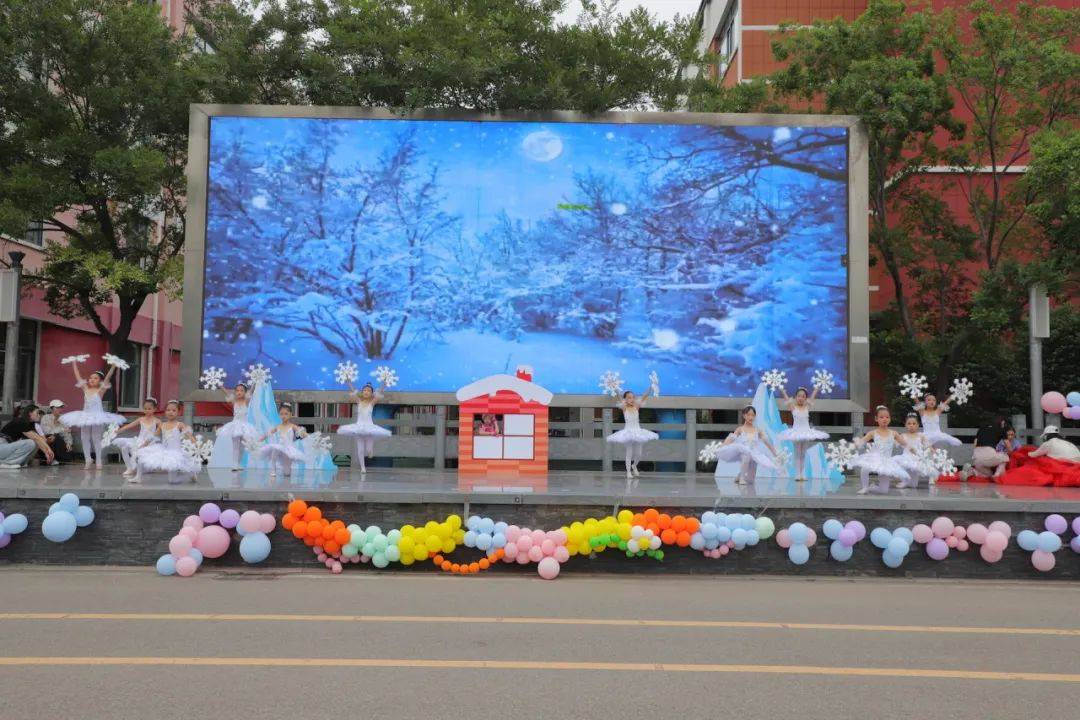 手碟鼓社团和朴乐陶笛社团的《青花瓷》以其独特的音乐风格,展现了