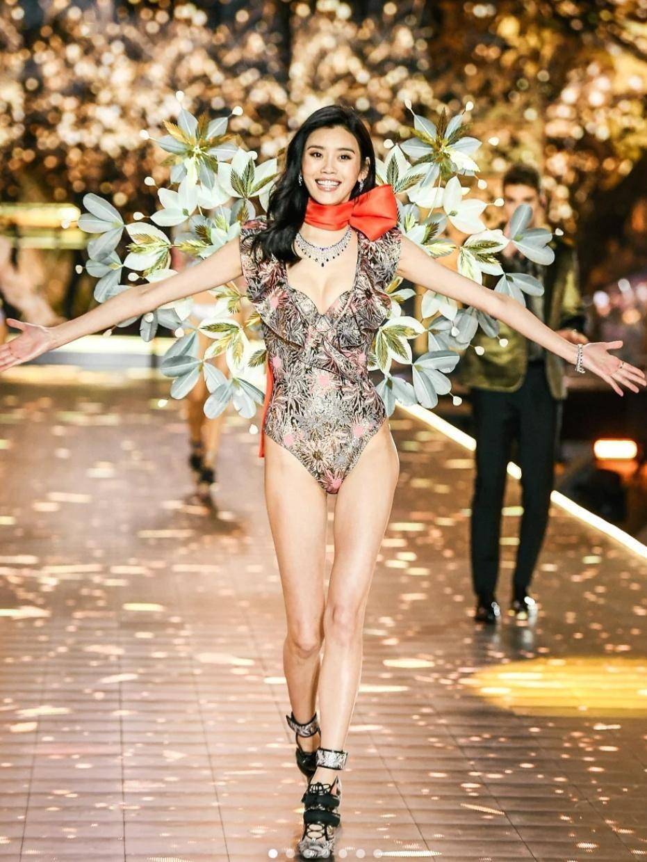 奚梦瑶雨中走秀太尴尬:港风造型被嘲妈感重!t台走的心不在焉!