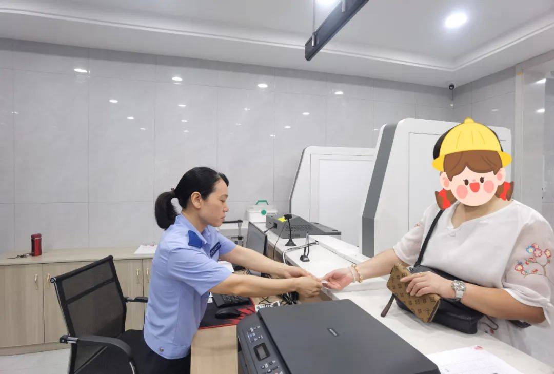 "没想到派出所也能办理港澳台居住证了,这样的快捷服务让我惊喜,我为