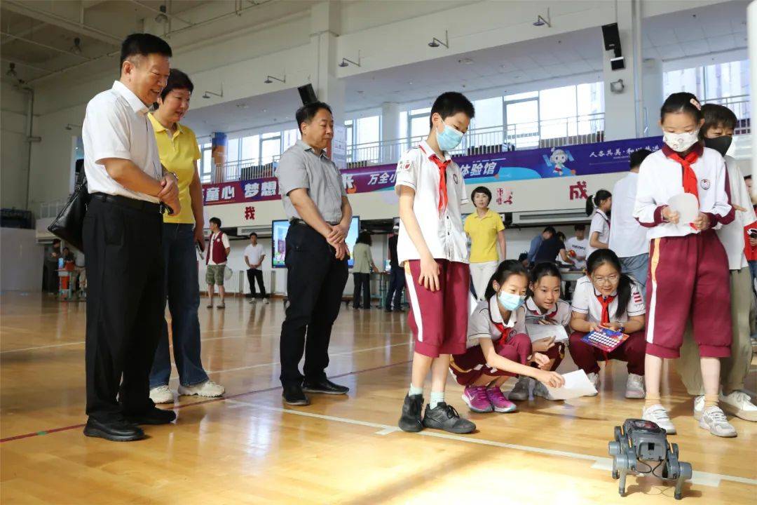 科技点亮"六一" 智趣引领成长——万全小学首届科技嘉年华之大都会