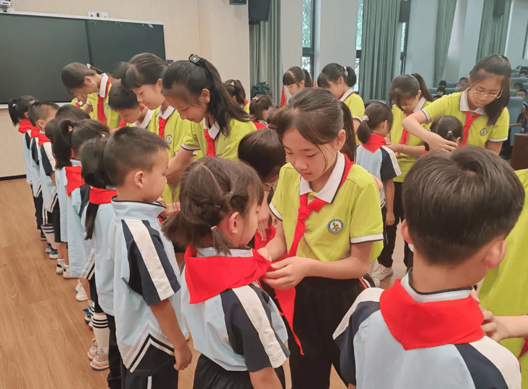 近日,龙岩市苏溪小学少工委在报告厅,举行了主题为"红领巾爱祖国"的一