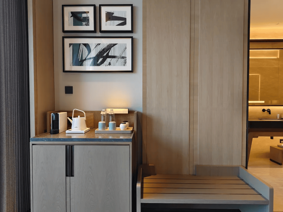 满满一整个小冰柜中的零食饮料都可免费享用!