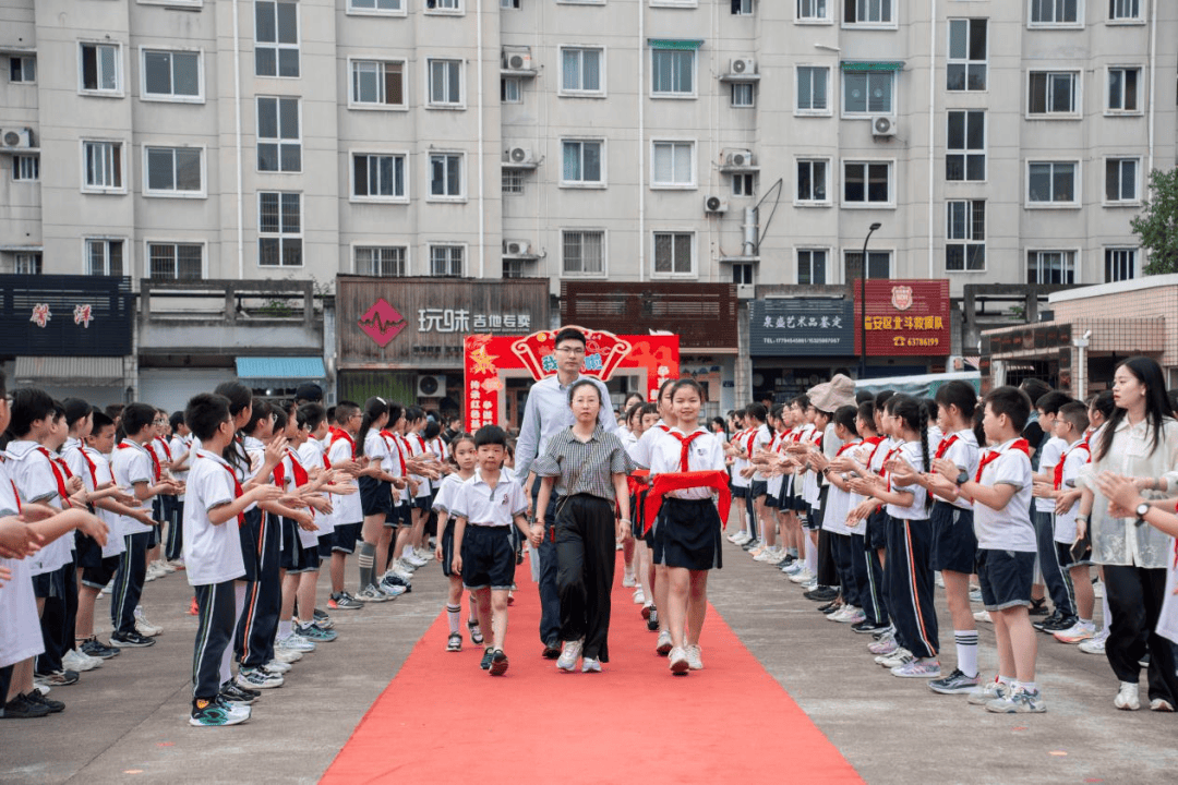 晨曦小学杭州天目双语实验学校城北小学他们戴上红领巾的样子让我们一