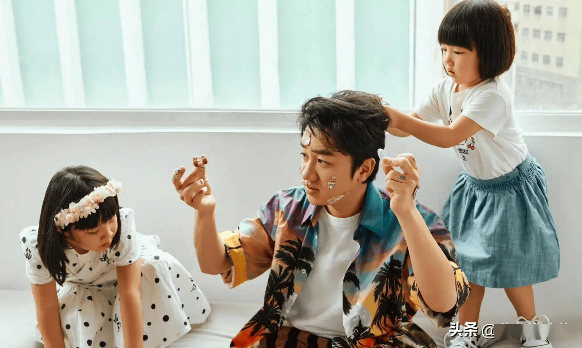 王祖蓝李亚男晒全家福,俩女儿俏皮可爱,老大像爸爸,老二随妈妈