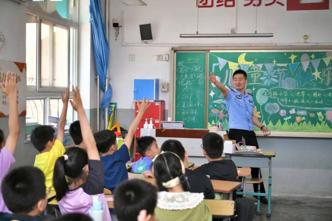 公交分局组织开展"警"彩少年警校,"童"筑平安公交"六一"主题活动