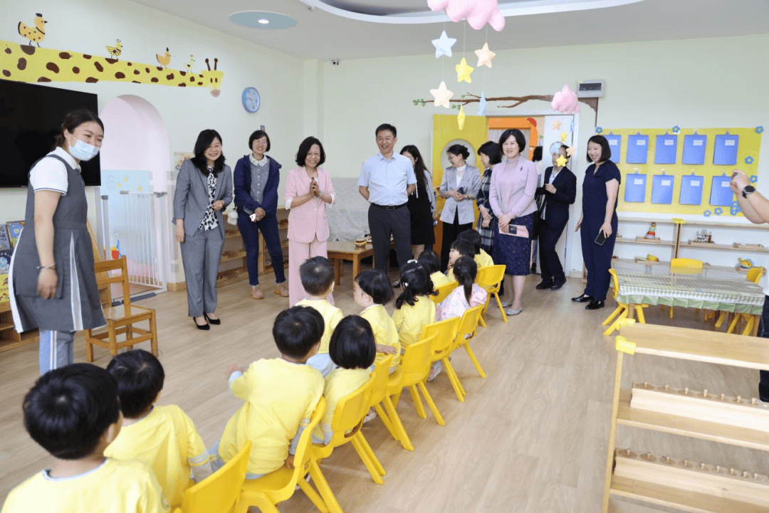 青岛市首家医育结合托育实践基地建设单位举行"育儿学校"揭牌仪式