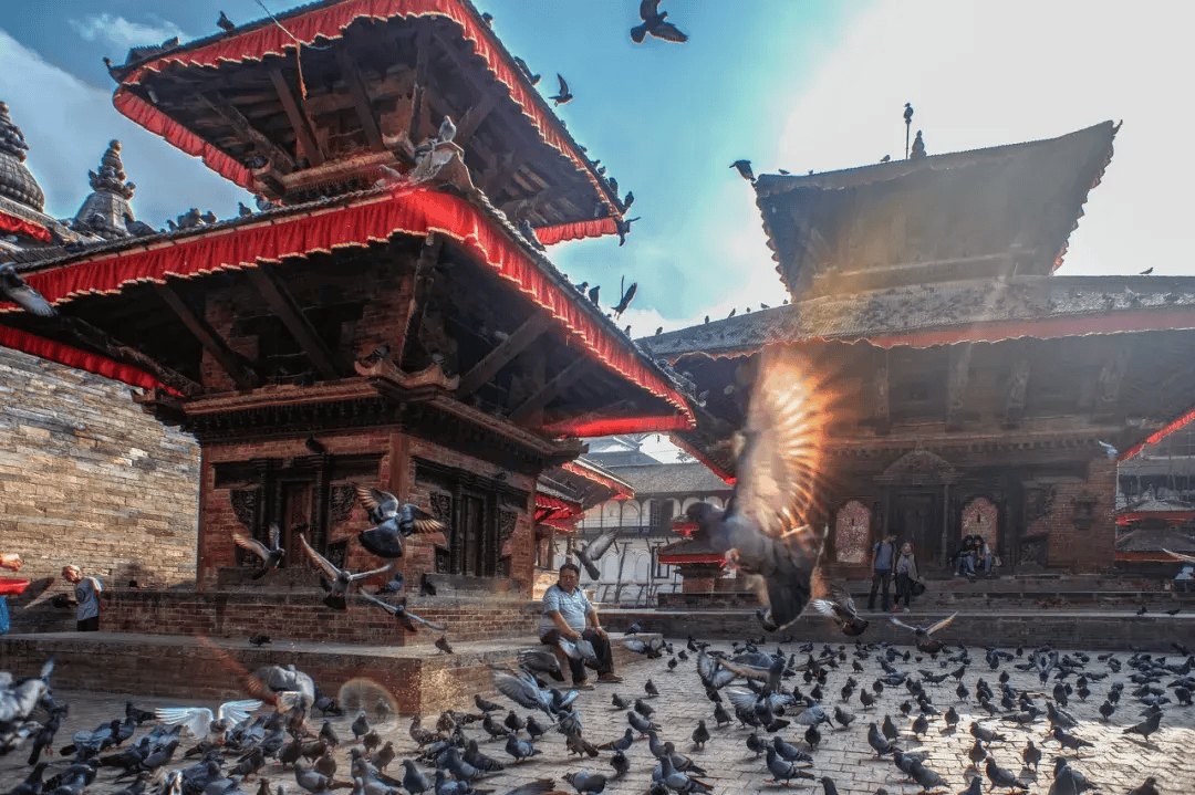 泛舟湖上,抬头就能看见安娜普纳雪山群峰,湖面上不时有船划过,这远离