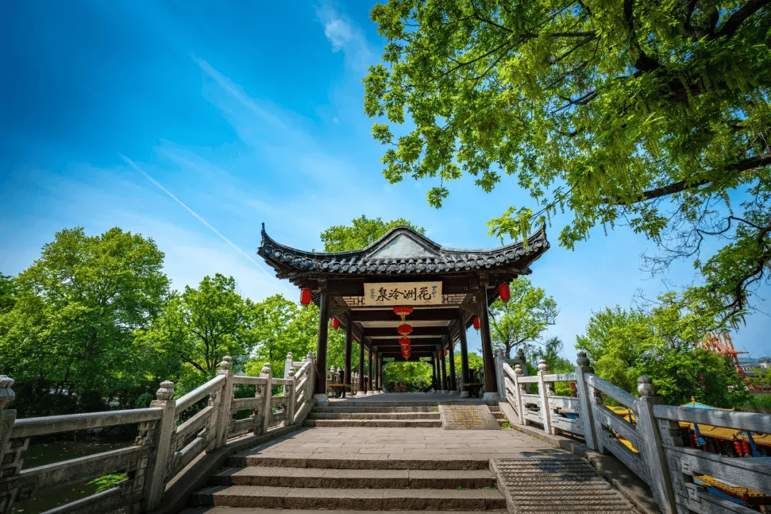 在芙蓉楼写下"一片冰心在玉壶",冷泉被茶圣陆羽评为"天下第一泉"