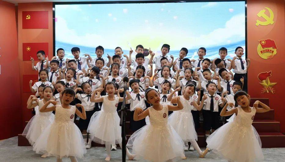 2108班《在灿烂阳光下》《红星歌》2207《生长吧》2206班《祖国有我》