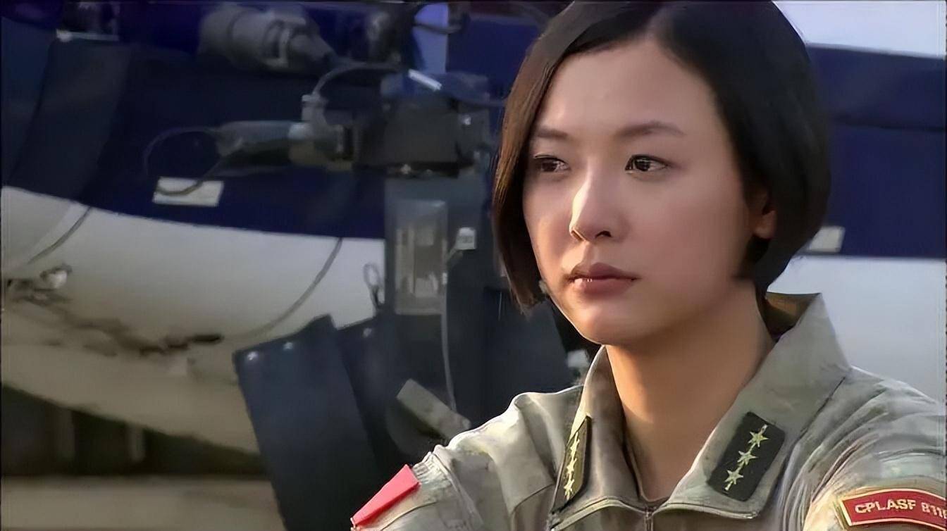 然而在继《火凤凰》后,杨舒依旧被困在军旅剧里,在2022年的时候,她