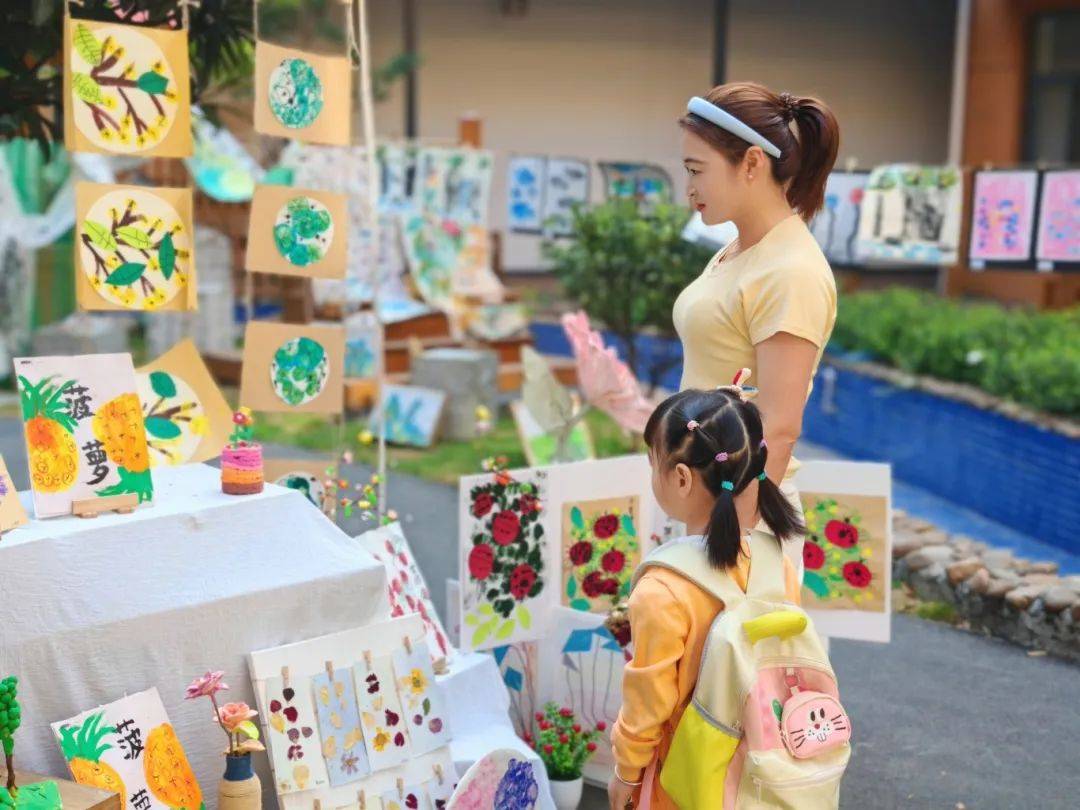 孩子们插上想象的翅膀,无边无际,天马行空,用灵巧的小手和五彩的画笔