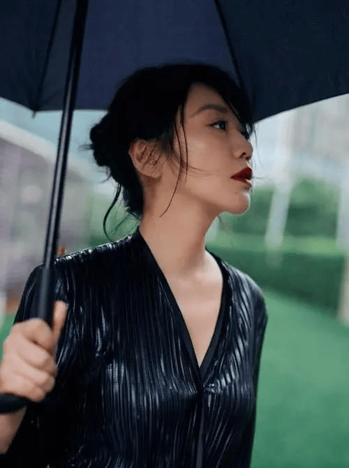 49岁闫妮为什么依然这么美?保养秘籍被曝光,关键要吃"它"