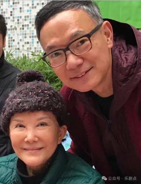 79岁香港女星与小15岁丈夫近照！越活越年轻，结婚27年恩爱如初