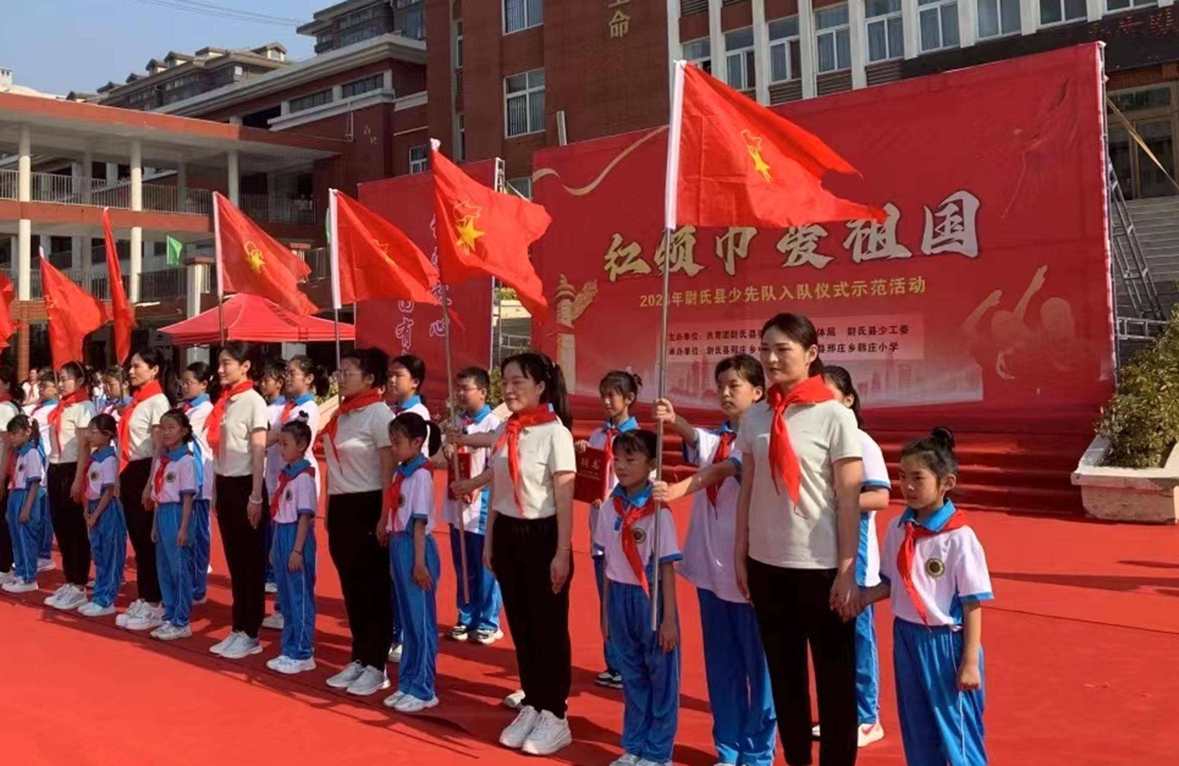 国富,少年强则国强……"5月31日上午,在张市镇小寨小学读书诵读会现场