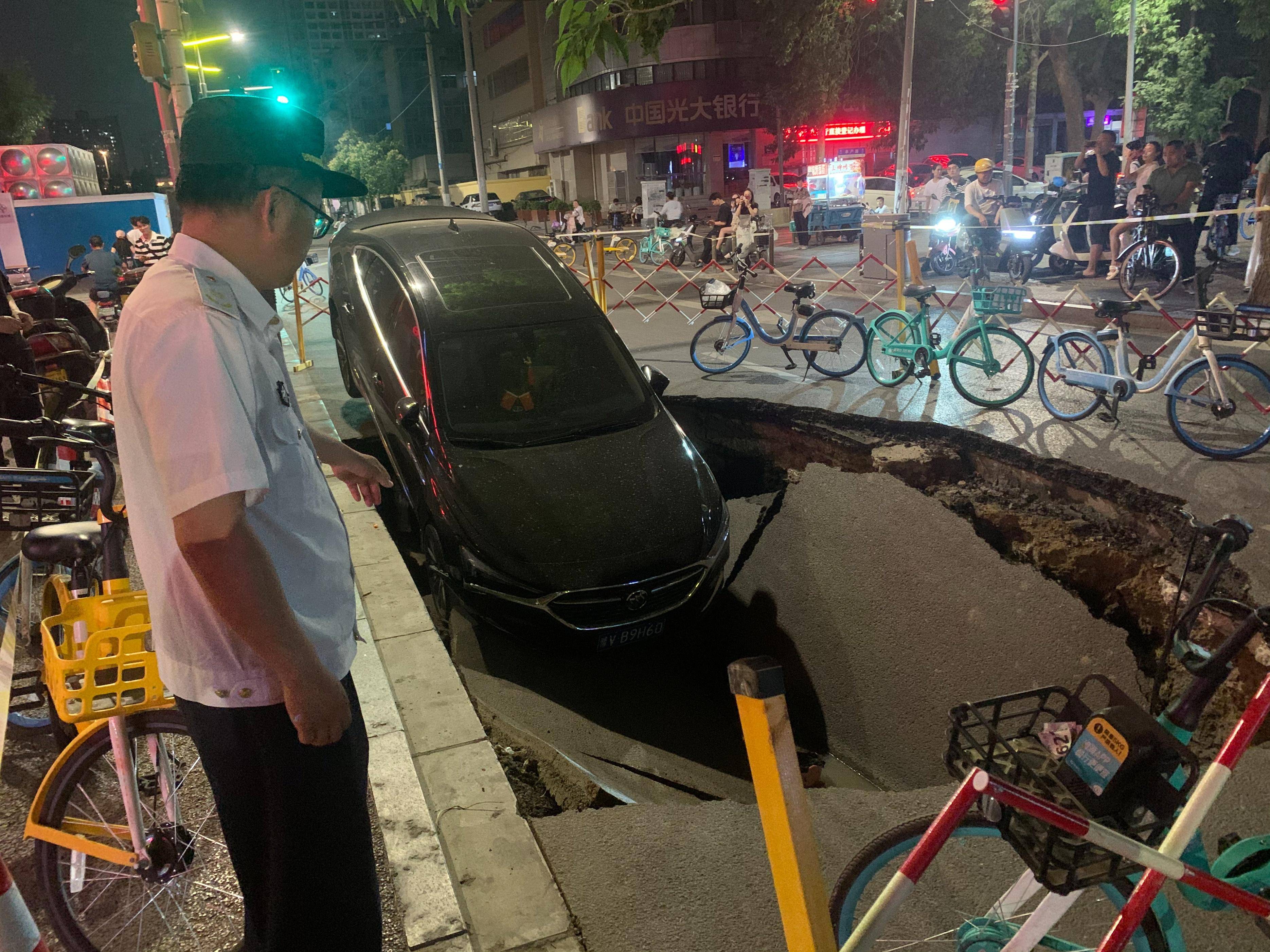 郑州政七街路面塌陷,一轿车险些掉进去!提醒:抢修还需3天,请绕行