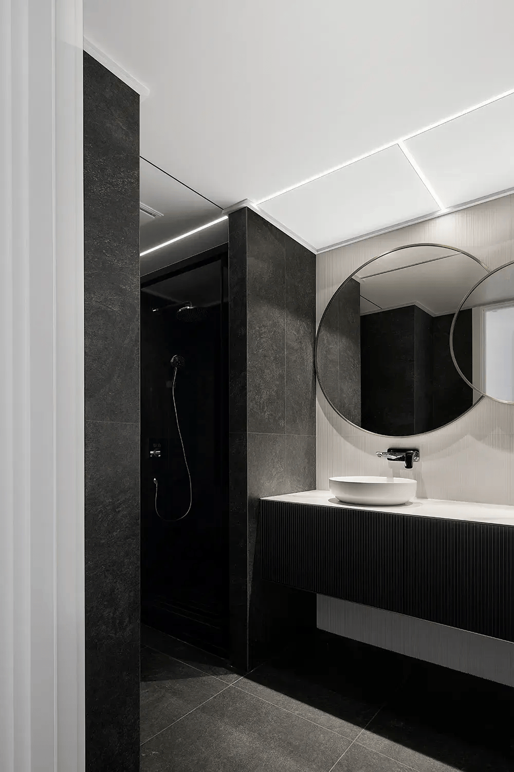 the bathroom adopts a classic black, white, and gray combination