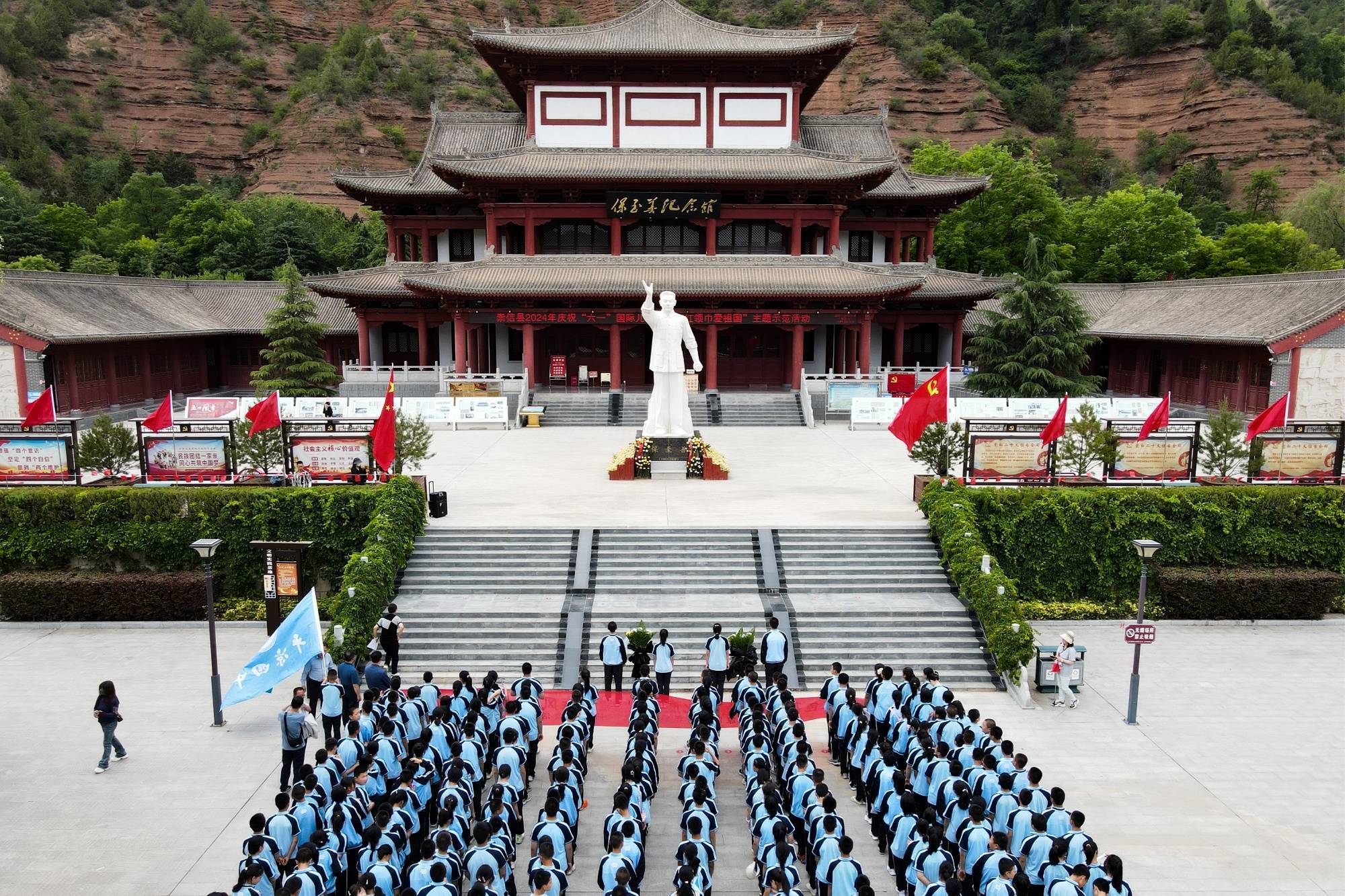 甘肃平凉四中开展主题研学活动 强化爱国主义和感恩教育