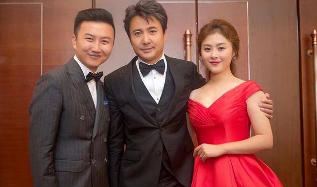 43岁沈腾和老婆罕见合体,老婆穿搭时尚大肉脸超有旺夫相