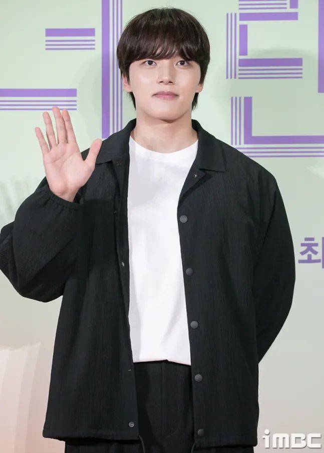 韩国人气男演员身材胖成这样子,差一点认不出来