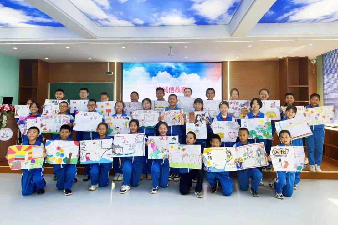 "看,这是我们自己画的诚信手抄报!