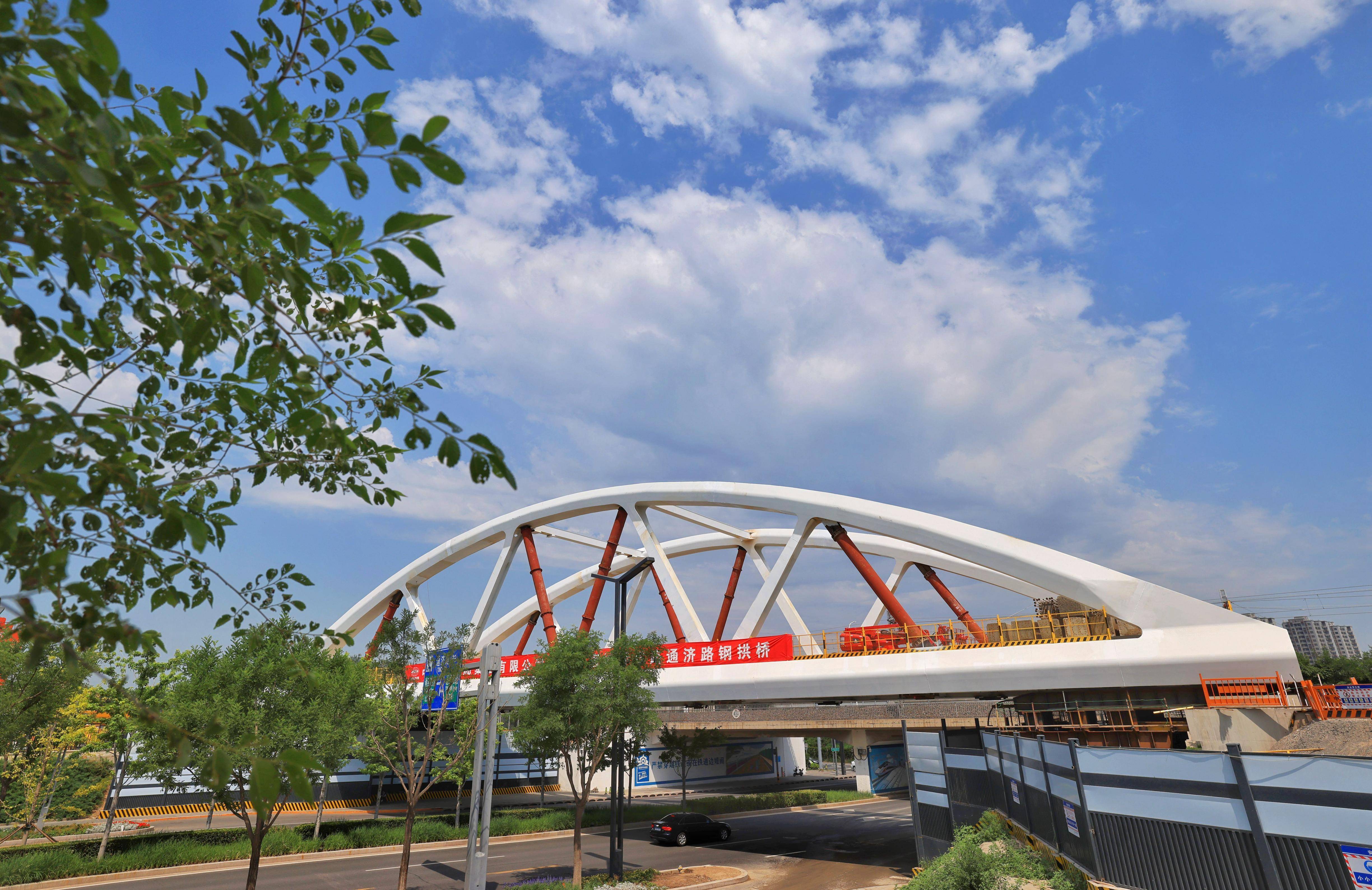突破性进展!京唐城际铁路通济路钢拱桥完成顶推作业