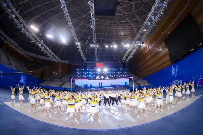 八,排舞健身龙舞具体分为:彩带龙舞,龙鼓舞,龙扇舞,龙凤舞,龙珠舞五个