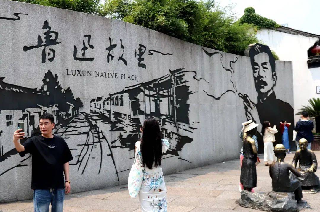 鲁迅,中国现代伟大的文学家,思想家,革命家.原名周树人,字豫才