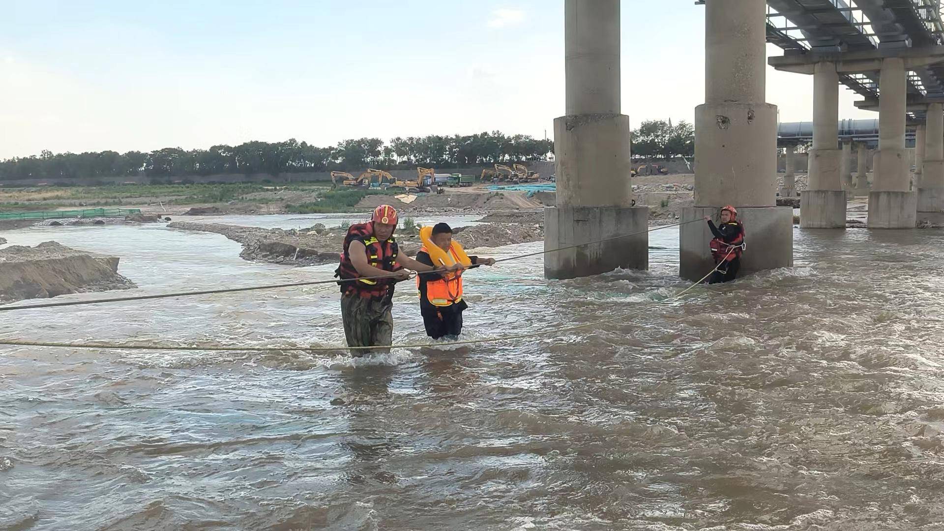 北京丰台消防渡河救援 男子因水位突涨被困桥墩上