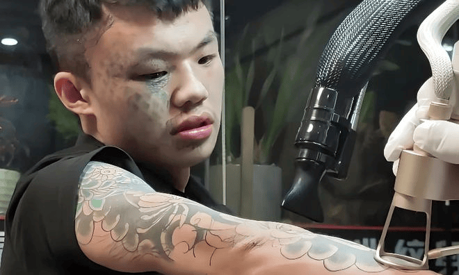 4年前,四川14岁少年因满脸纹身火爆全网,如今他后悔了吗?