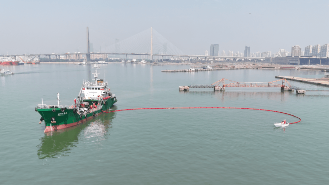 新港海事局组织开展海上防污染应急演习