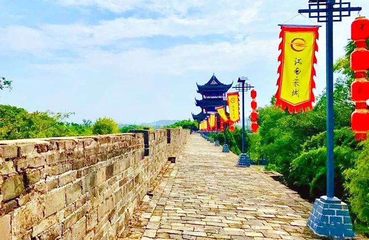 赣州古城墙始建于汉代,距今已有2000余年的历史,1996年被列入全国重点