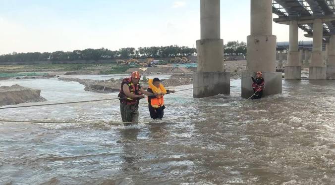 北京丰台消防渡河救援 男子误入开闸泄洪封闭区域被困桥墩