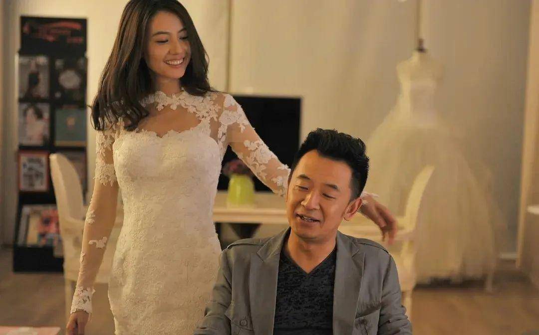 47岁黄海波近况曝光,豪华酒店庆结婚十周年,老婆是《狂飙》程程