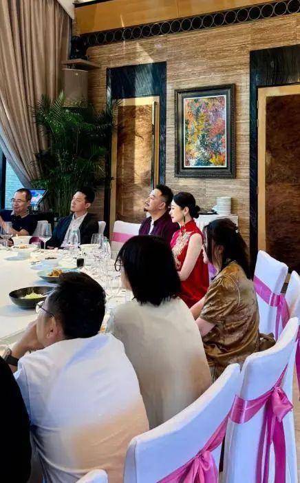 47岁黄海波近况曝光,豪华酒店庆结婚十周年,老婆是《狂飙》程程